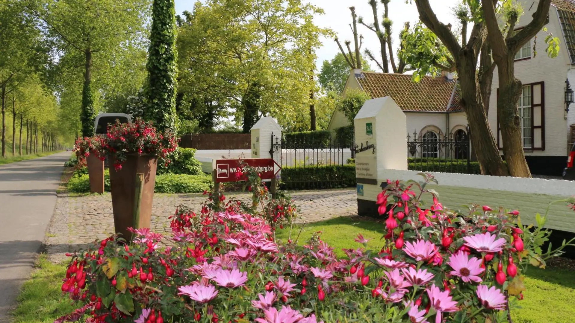 B&B Pronkenburg Lissewege Bed & Breakfast